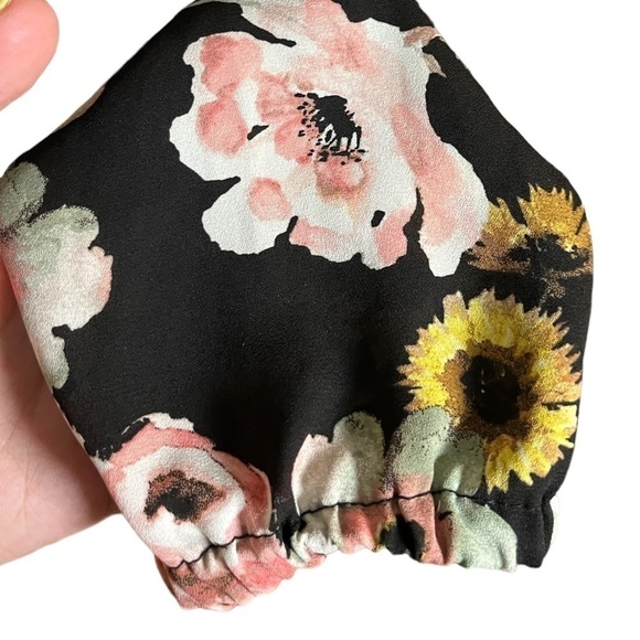 Cupcakes & Cashmere Floral Long Sleeve Keyhole Blouse - Picture 4 of 7